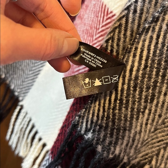 Elegant Large Plaid Scarf in Black, Cream, and Red - Picture 7 of 8